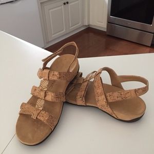 Vionic Amber Gold Cork adjustable sandals